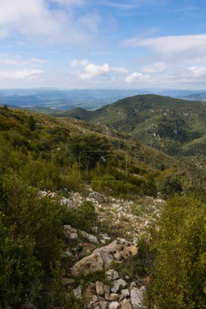 Foto de Border between the Causse du Larzac and the Languedoc plain from the top of Mont Saint-Baudille - Imagen libre de derechos