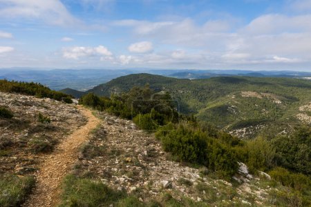 Foto de Border between the Causse du Larzac and the Languedoc plain from the top of Mont Saint-Baudille - Imagen libre de derechos