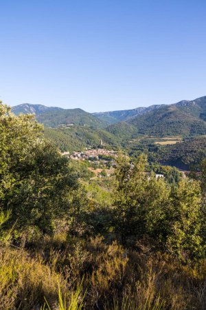 Téléchargez les photos : Sunny view of the medieval village of Olargues and the surrounding mountains of the Haut-Languedoc Regional Natural Park - en image libre de droit