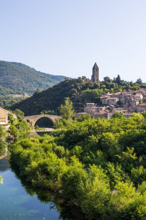 Téléchargez les photos : Sunny view of the medieval village of Olargues in the Haut-Languedoc Regional Nature Park - en image libre de droit