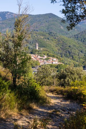 Téléchargez les photos : Sunny view at the bend of a hiking path on the medieval village of Olargues in the Haut-Languedoc Regional Natural Park - en image libre de droit