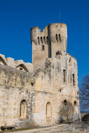 Foto de Torre Pons de l 'Orme de la Abadía de Montmajour, estructura defensiva del siglo XIV de 26 metros de altura - Imagen libre de derechos