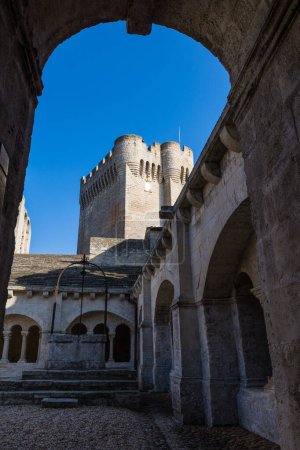 Foto de Torre Pons de l 'Orme de la Abadía de Montmajour, con vistas al claustro - Imagen libre de derechos