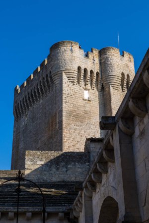 Foto de Torre Pons de l 'Orme de la Abadía de Montmajour, con vistas al claustro - Imagen libre de derechos