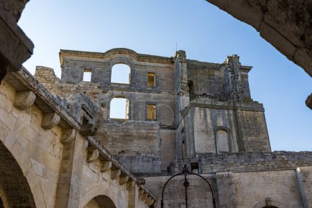 Foto de Ruinas del monasterio Saint-Maur de la Abadía de Montmajour, construido en estilo clásico en el siglo XVIII - Imagen libre de derechos
