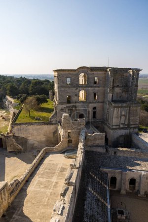 Foto de Ruinas del edificio Saint-Maur de la Abadía de Montmajour, desde la Torre Pons de l 'Orme - Imagen libre de derechos