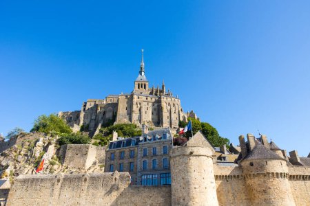 Téléchargez les photos : Clocher de l'Abbaye du Mont Saint-Michel d'en bas - en image libre de droit