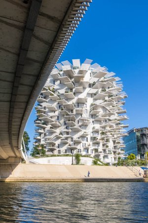 Foto de Edificio del Arbre Blanc, a orillas del río Lez, en Montpellier - Imagen libre de derechos