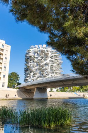 Foto de Edificio del Arbre Blanc, a orillas del río Lez, en Montpellier - Imagen libre de derechos