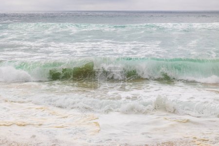 Téléchargez les photos : Vue de la plage centrale de Biscarrosse par mer agitée - en image libre de droit