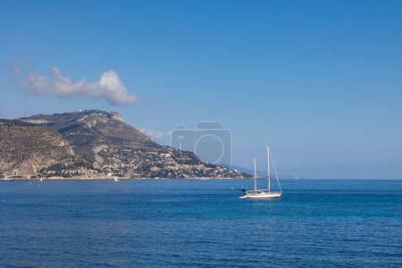 Foto de Pequeño velero en las aguas cristalinas del Mediterráneo cerca de Beaulieu-sur-Mer - Imagen libre de derechos