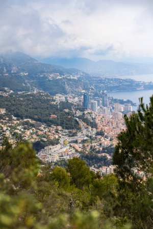 Téléchargez les photos : Vue de Monaco par une journée nuageuse depuis le sentier de randonnée menant à La Turbie - en image libre de droit