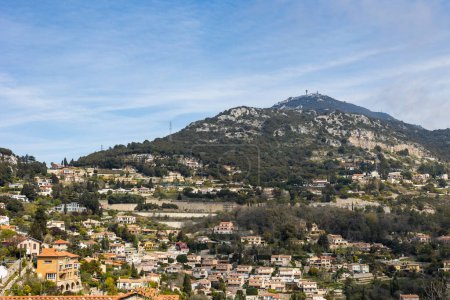 Téléchargez les photos : Villas dans le village de La Turbie, à flanc de montagne, sur les hauteurs de Monaco - en image libre de droit