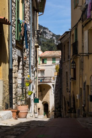 Téléchargez les photos : Allée dans le village médiéval de La Turbie, sur les hauteurs de Monaco - en image libre de droit