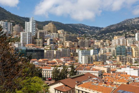 Foto de Panorama de las torres de Mónaco al pie de las montañas - Imagen libre de derechos