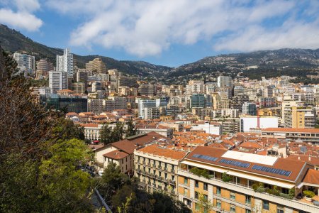 Foto de Panorama de las torres de Mónaco al pie de las montañas - Imagen libre de derechos