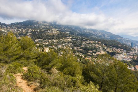 Téléchargez les photos : Sentier de randonnée de Monaco à La Turbie par une journée nuageuse - en image libre de droit