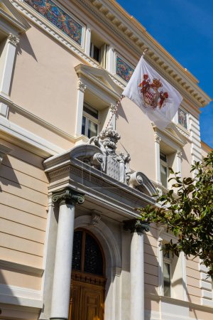Téléchargez les photos : Drapeau avec les armoiries de Monaco sur la façade du Ministère d'Etat de Monaco - en image libre de droit