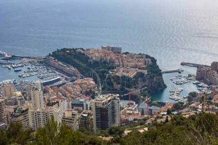 Téléchargez les photos : Vue sur le Rocher de Monaco depuis le sentier de randonnée menant à La Turbie - en image libre de droit