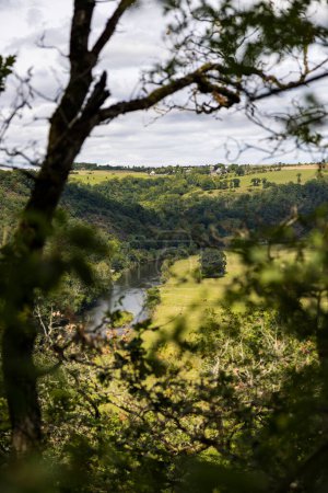 Téléchargez les photos : Les rives de l'Orne à travers les arbres à la boucle de Hom, à Thury-Harcourt - en image libre de droit