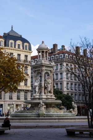 Foto de Place des Jacobins y su fuente en Lyon, en el distrito de Presqu ile - Imagen libre de derechos