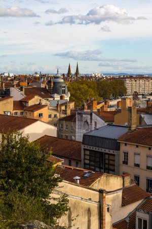 Téléchargez les photos : Skyline de Lyon avec sa forêt de toits et cheminées de la Place Rouville, dans le quartier de la Croix-Rousse - en image libre de droit