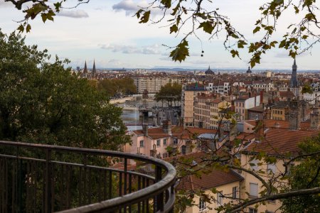 Téléchargez les photos : Skyline de Lyon avec sa forêt de toits et cheminées de la Place Rouville, dans le quartier de la Croix-Rousse - en image libre de droit