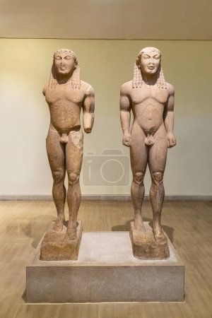 Téléchargez les photos : Delphes, Grèce 11 août 2022. Musée Delphes en Grèce avec les deux statues de Kouros côte à côte. - en image libre de droit