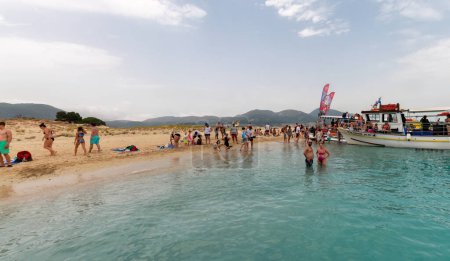 Téléchargez les photos : Zakynthos, Grèce 26 juillet 2023. Population locale et touristes profitant de leurs vacances d'été dans l'île de Marathonisi en Grèce. - en image libre de droit