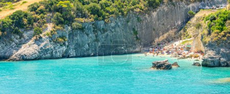 Téléchargez les photos : Panorama de la plage Makris Gialos sur l'île de Zante en Grèce. - en image libre de droit