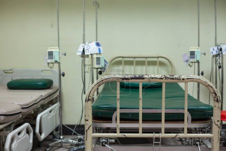 Téléchargez les photos : Lit patient rétro à l'hôpital - en image libre de droit