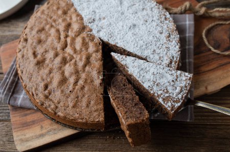 Téléchargez les photos : Gâteau italien aux amandes au chocolat. Caprese gâteau traditionnel - en image libre de droit