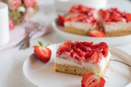 Gâteau aux fraises, crème fouettée et fromage mascarpone sur assiette