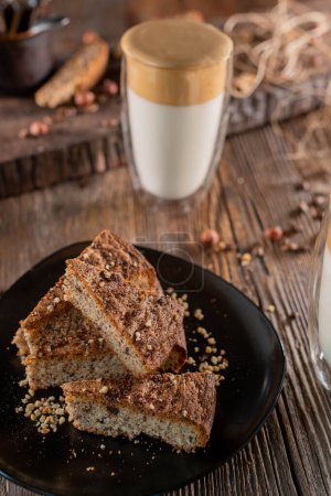 Gâteau aux noix avec café dalgona sur table en bois
