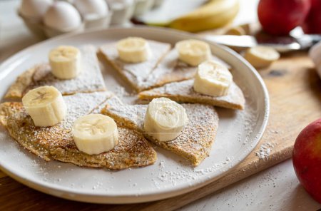 Pfannkuchen mit Haferflocken und frischen Bananen für ein gesundes Frühstück auf einem Teller