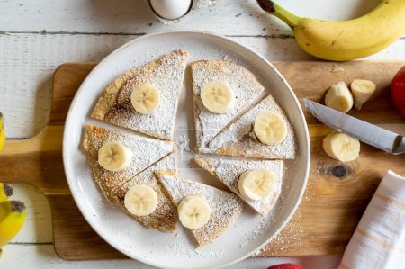 Pfannkuchen mit Haferflocken und frischen Bananen für ein gesundes Frühstück auf einem Teller