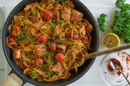 Nudelpfanne mit Spaghetti, Lachs und cremiger Tomatensoße von oben