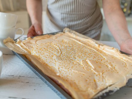 Gâteau au fromage fait maison avec meringue et gouttes d'or. Gâteau lacrymogène polonais traditionnel frais cuit au four