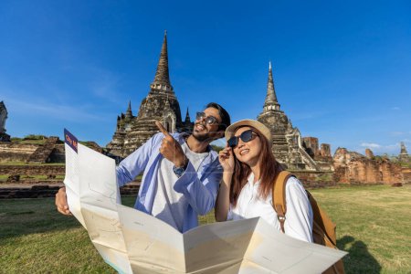 Foto de Pareja de turistas vienen a visitar el templo de Wat Phra Si Sanphet, Ayutthaya Tailandia usando mapas para viajar, vacaciones, vacaciones, luna de miel y turismo - Imagen libre de derechos