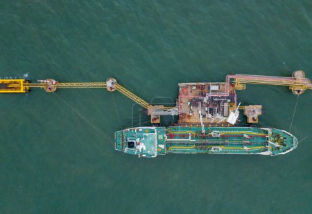 Foto de Plataforma de atraque de buques cisterna de carga y atraque de ultramar para la industria petrolera y petrolera desde el ángulo de visión superior - Imagen libre de derechos