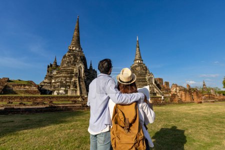 Foto de Back view of couple of tourist come to visit at Wat Phra Si Sanphet temple, Ayutthaya Thailand using maps for travel, vacation, holiday, honeymoon and tourism - Imagen libre de derechos
