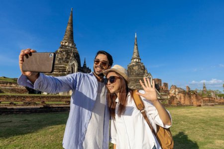 Foto de Couple of foreign tourists take selfie photo at Wat Phra Si Sanphet temple, Ayutthaya Thailand, for travel, vacation, holiday, honeymoon and tourism concept - Imagen libre de derechos