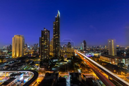 Téléchargez les photos : The cityscape of Bangkok after sunset in blue hour with skyscraper and night city view with road and traffic light - en image libre de droit