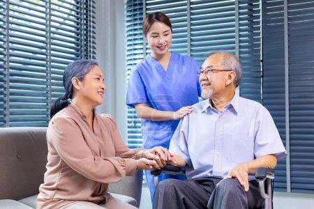 Pareja asiática mayor que tiene cita con el médico para el programa anual de chequeo de salud mientras la enfermera está explicando el resultado del análisis de sangre para el envejecimiento saludable y la longevidad 