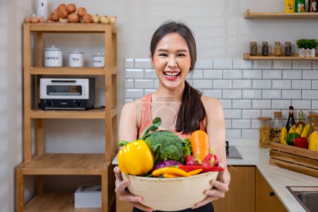 Foto de Asiática ama de casa está mostrando variedad de verduras orgánicas para preparar sencillo y fácil plato japonés para cocinar comida de ensalada para vegana y vegetariana soul food - Imagen libre de derechos