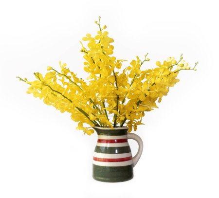 Téléchargez les photos : Arrangement de fleurs d'orchidée jaune sur le vase isolé sur fond blanc pour la décoration de la maison et le concept de design d'été - en image libre de droit