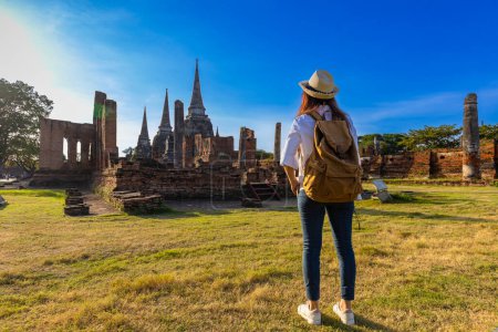Téléchargez les photos : Vue arrière de la touriste femme viennent visiter au temple Wat Phra Si Sanphet, Ayutthaya Thaïlande pour Voyage, vacances, vacances et tourisme - en image libre de droit