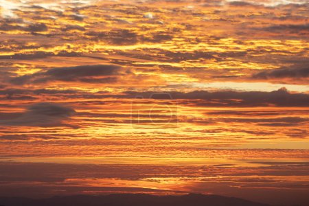 Téléchargez les photos : Ciel intense coloré avec couche de nuages le soir avant le coucher du soleil - en image libre de droit