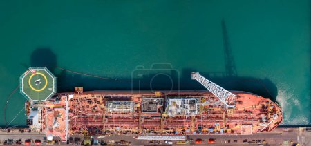 Téléchargez les photos : Navire-citerne à cargaison accostage sur la plate-forme d'amarrage à quai d'outre-mer pour l'industrie pétrolière et pétrolière sous l'angle de la vue de dessus - en image libre de droit