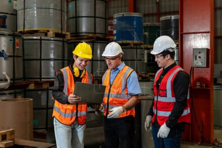 Téléchargez les photos : Équipe de travailleurs de la diversité inspectant l'intérieur de l'usine sidérurgique tout en écoutant les conseils de la haute direction sur l'amélioration de la capacité et de la productivité - en image libre de droit